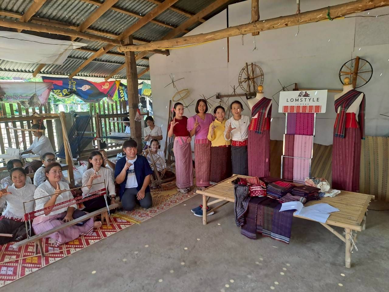 สำนักงานพัฒนาชุมชนอำเภอหล่มเก่า : ร่วมถ่ายทำรายการ โชว์เหนือ ตอนเล่าขานความงาม ลายซิ่นหมี่คั่นน้อยของกลุ่มมัดย้อมผ้าทอไทหล่มบ้านพร้าว (LOMSTYLE)